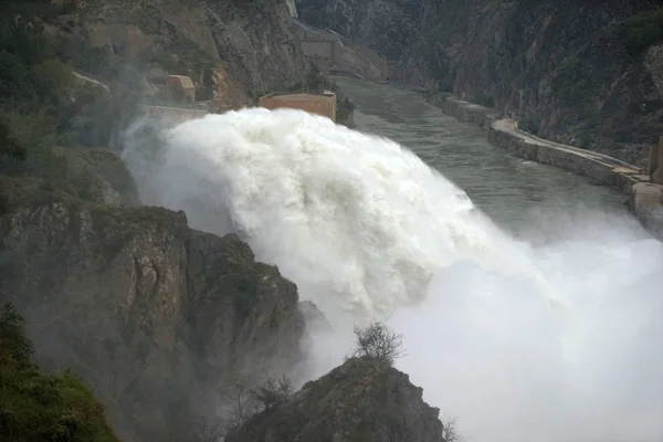 Víz Tör Liujiaxia Hidroelektromos Állomás Árvízvédelmi Sárga Folyó Yongjing Megyében — Stock Fotó