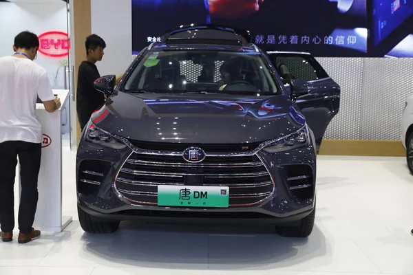 Külföldi Látogató Véleményét Yudo Pro Elektromos Autó Kijelzőn Során Kínai — Stock Fotó