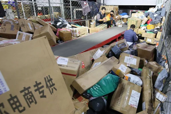 Los Trabajadores Chinos Clasifican Paquetes Mayoría Los Cuales Son Compras — Foto de Stock