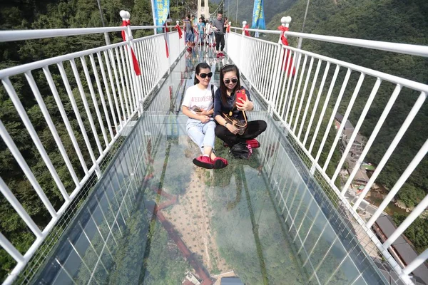 Tourists Pose Photos Storey High Glass Bottomed Suspension Bridge Taihuyuan — Stock Photo, Image