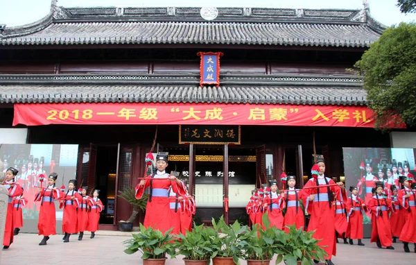 Studenten Gekleed Traditionele Kostuums Wonen Een Ceremonie Ter Gelegenheid Van — Stockfoto