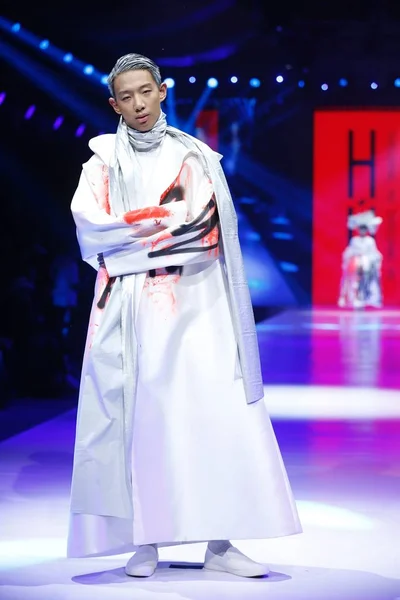Modelo Muestra Una Nueva Creación Desfile Moda Chuyi Sheguang Durante —  Fotos de Stock