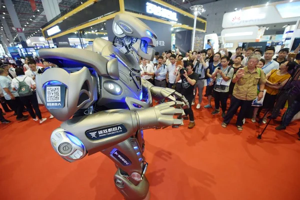 Chinese Visitors View Take Pictures Intelligent Robot Shanghai Tuxuan Robots — Stock Photo, Image