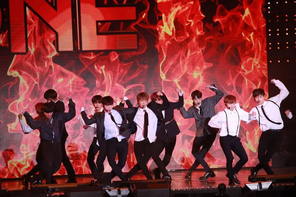 Miembros Del Grupo Chicos Surcoreanos Wanna One Tocan Durante Super — Foto de Stock