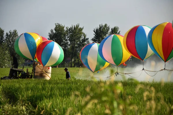 Čínský Farmář Wang Shanjun Spreje Pesticidy Plodiny Postřikovače Zavěšeno Helium — Stock fotografie