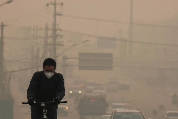 Chińczyk Sobie Maskę Przeciw Zanieczyszczaniu Powietrza Cykli Ulicy Ciężkich Smog — Zdjęcie stockowe