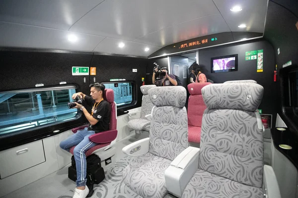 Innenansicht Eines Lebhaften Expresszuges Der Von Hongkong Nach Shenzhen Und — Stockfoto