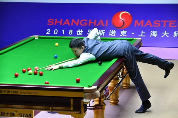 中国の丁俊暉は ショットを 2018年上海マスターズ スヌーカー トーナメント中国 上海市に 2018 日の間に彼らの第二ラウンドの試合で北アイルランドのマーク アレンに果たしています — ストック写真