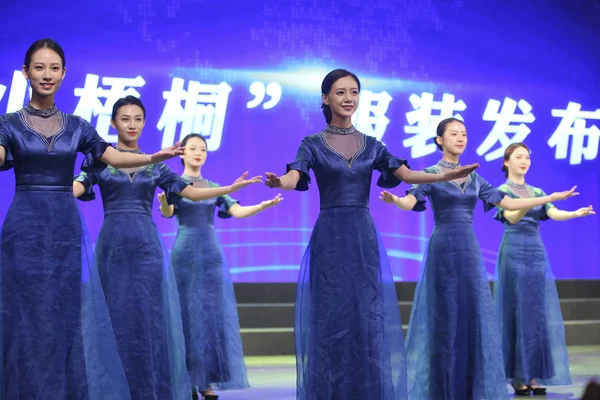Čínští Dobrovolníci Kteří Nosí Cheongsam Qipao Zúčastní Ceremoniálu Pátého Světového — Stock fotografie