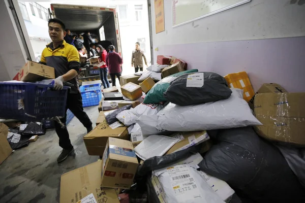 Chinese Workers Sort Out Parcels Most Which Singles Day Online — Stock Photo, Image