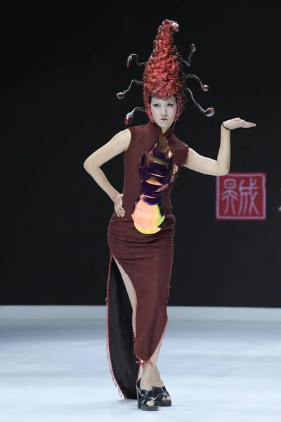 モデル のクラシックの山と海でのファッションショー 2018 北京ファッションウィーク期間中に北京 2018 日夢で新しい創造が表示されます — ストック写真
