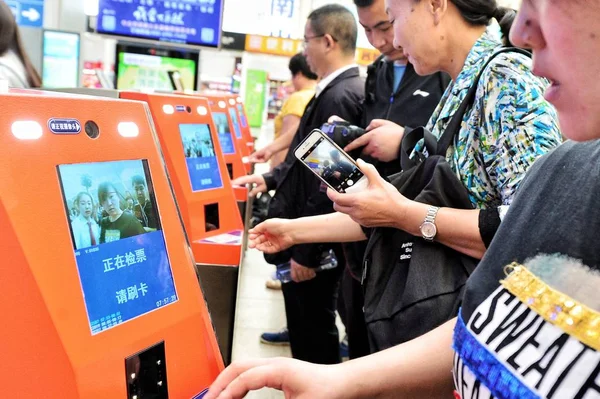Passengers Use Face Recognition System Identity Cards Check Machines Beijing — Stock Photo, Image