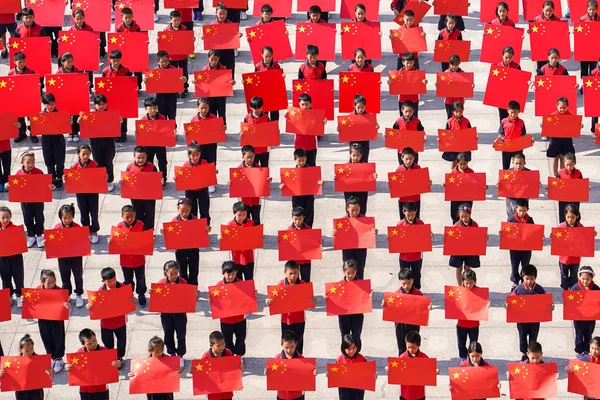 彼らは郡長興 Jiapu 町で小学校で中華人民共和国の創設の第 回目のナショナルデーの休日を祝うために自分で作った国旗 湖州市 を保持する若い中国人留学生 — ストック写真