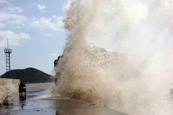 Τεράστια Κύματα Από Παλιρροϊκό Κύμα Που Προκλήθηκε Από Τον Τυφώνα — Φωτογραφία Αρχείου