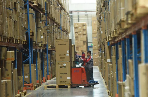 Chinese Worker Sorts Out Parcels Most Which Singles Day Online — Stock Photo, Image