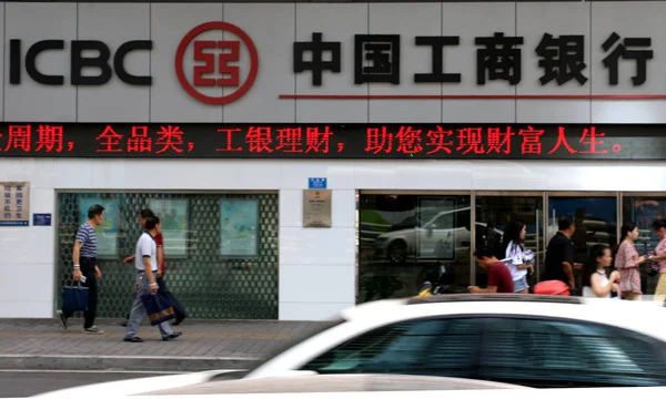 Пішоходи Ходять Повз Філію Промислового Комерційного Банку Китаю Icbc Чунцін — стокове фото