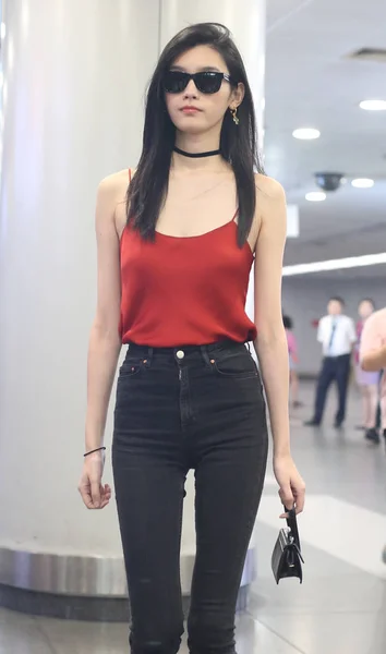 Čínský Model Mengyao Lépe Známý Jako Ming Dresed Sexy Červená — Stock fotografie