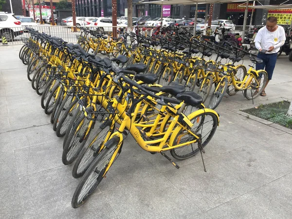 Ein Chinesischer Arbeiter Stellt Fahrräder Des Chinesischen Fahrradverleihdienstes Ofo Der — Stockfoto