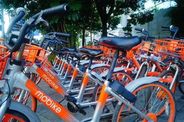 Ποδήλατα Των Κινεζικών Ποδηλάτων Μοιραμένος Υπηρεσία Mobike Παρατάσσονται Ένα Δρόμο — Φωτογραφία Αρχείου