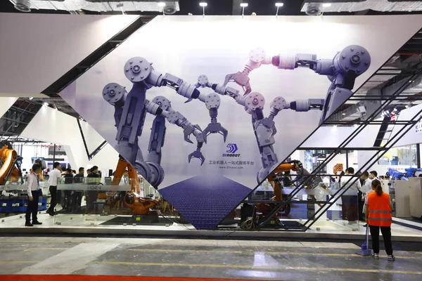 Limpiador Chino Trabaja Frente Una Cartelera Gigante Plataforma Servicio Robots — Foto de Stock