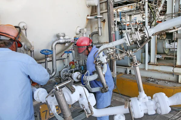 Chinesische Arbeiter Beladen Einen Tanker Mit Flüssigerdgas Lng Terminal Rudong — Stockfoto