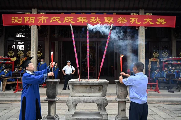 Baviči Oblékají Starověkých Kostýmech Památníku Připomínají 569Ti Narozeniny Konfuciova Liuyangské — Stock fotografie