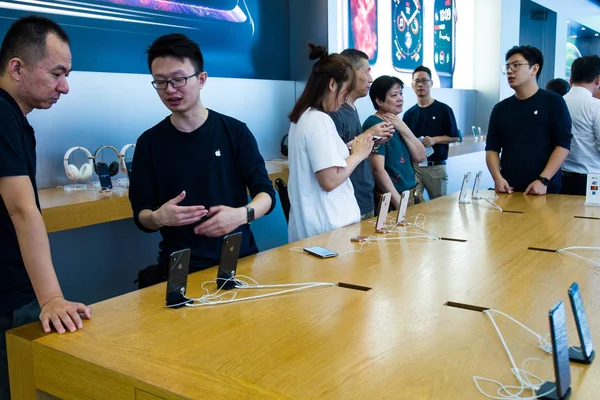 Κινέζοι Πελάτες Δοκιμάστε Iphone Και Iphone Max Smartphones Στο Κεντρικό — Φωτογραφία Αρχείου