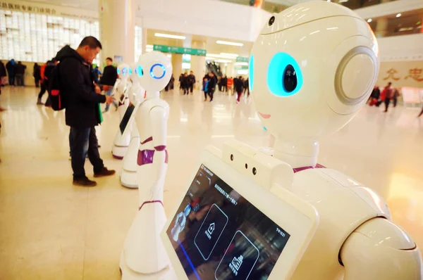 Recepcionisté Robotů Obsluhují Pacienty Ambulantní Hale Čínské Lidové Nemocnice Pekingu — Stock fotografie
