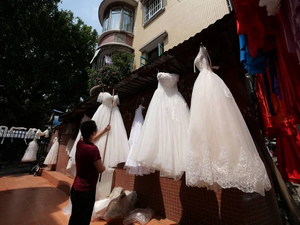 Lokale Händler Hängen Die Brautkleider Zum Trocknen Nach Einer Überschwemmung — Stockfoto