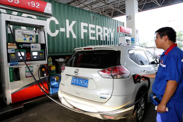 Trabalhador Chinês Abastece Carro Posto Gasolina Sinopec Cidade Lianyungang Província — Fotografia de Stock