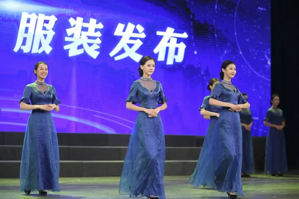 Volontari Cinesi Che Indossano Cheongsam Qipao Partecipano Alla Cerimonia Lancio — Foto Stock