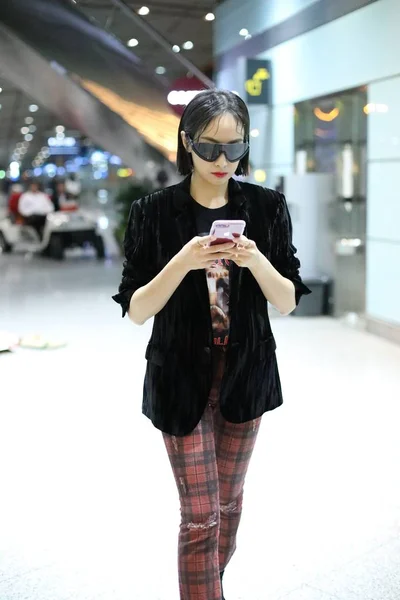 Kínai Énekes Színésznő Victoria Dal Vagy Dal Qian Megérkezik Peking — Stock Fotó