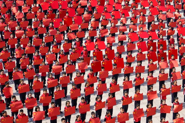 Młodych Chińskich Studentów Pomieścić Flagi Narodowe Zrobili Sobie Okazji Święta — Zdjęcie stockowe