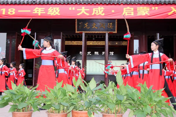 Estudiantes Vestidos Con Trajes Tradicionales Asisten Una Ceremonia Para Conmemorar — Foto de Stock