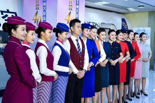 Bedienden Van Vlucht Van China Southern Airlines Presenteren Hun Uniformen — Stockfoto