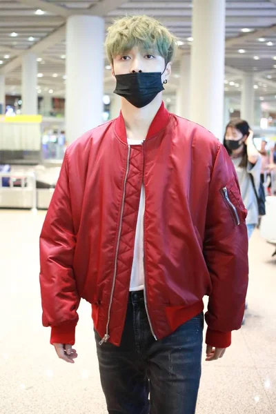 中国の歌手および俳優張宜興としてよりもっとよく知られているレイアウト 中国語の少年のグループ Exo 2018 日中国北京市に北京首都国際空港に到着します — ストック写真
