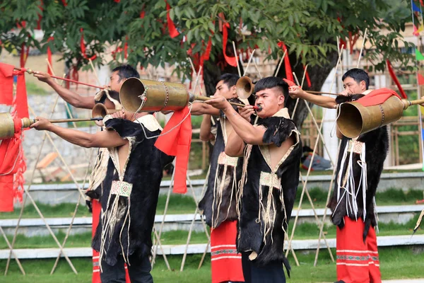 Ludzie Grupy Etnicznej Uczestniczyć Orzech Zbieranie Festiwal Odbędzie Się Yangbi — Zdjęcie stockowe