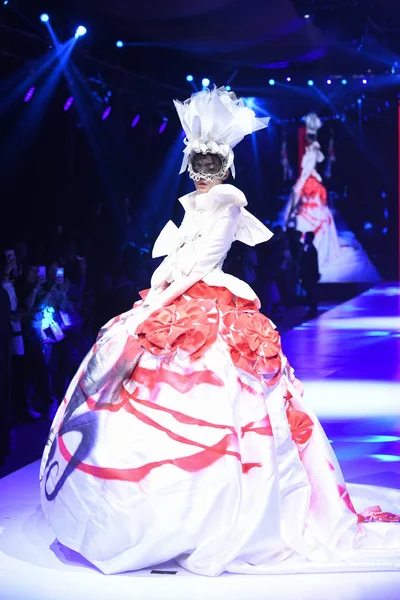 Mannequin Présente Une Nouvelle Création Défilé Mode Chuyi Sheguang Lors — Photo