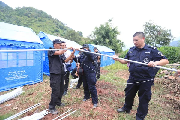 Chinese Reddertjes Ingesteld Tijdelijke Redding Tenten Voor Lokale Bewoners Magnitude — Stockfoto