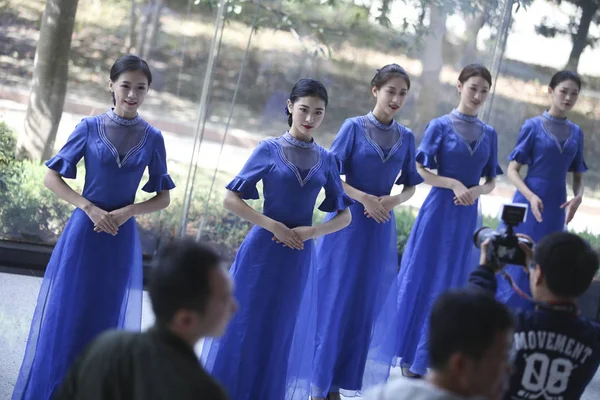 Voluntários Chineses Vestindo Cheongsam Qipao Posam Para Fotos Antes Próxima — Fotografia de Stock