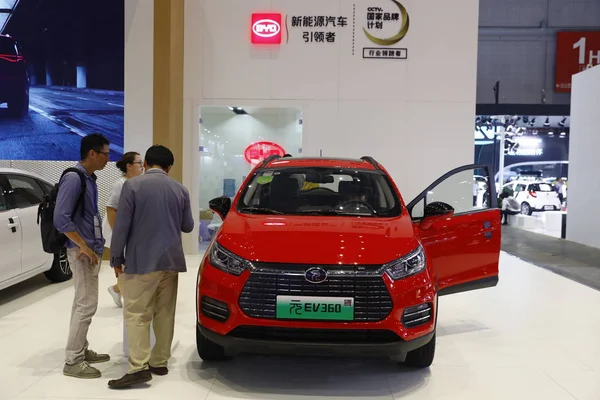 Китайський Відвідувачів Переглянути Або Спробувати Byd Юанів Ev360 Електричний Автомобіль — стокове фото