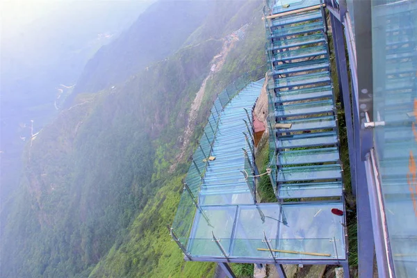 Pessoas Visitam Primeira Escada Fundo Vidro China Longo Penhasco Cidade — Fotografia de Stock