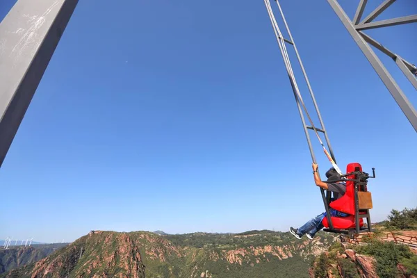 Tourist Experiences Swing Edge Vertical Cliff Valley Fuxi Mountain Xinmi — стоковое фото