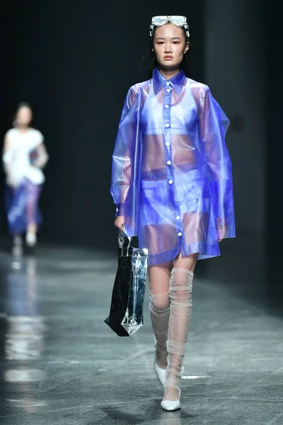 Model Displays New Creation Fashion Show Hui Eachway Zhao Huizhou — Stock Photo, Image