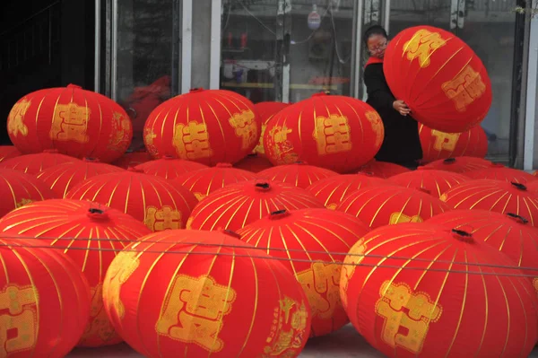 中国工人在中国北方山西省运城市吉山县阳照村的一家工厂为即将到来的国庆节制作红灯笼 — 图库照片