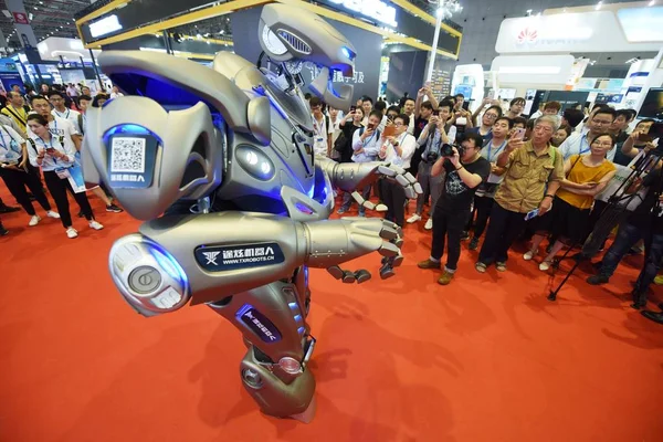 Китайские Посетители Просматривают Фотографируют Интеллектуального Робота Shanghai Tuxuan Robots Ltd — стоковое фото