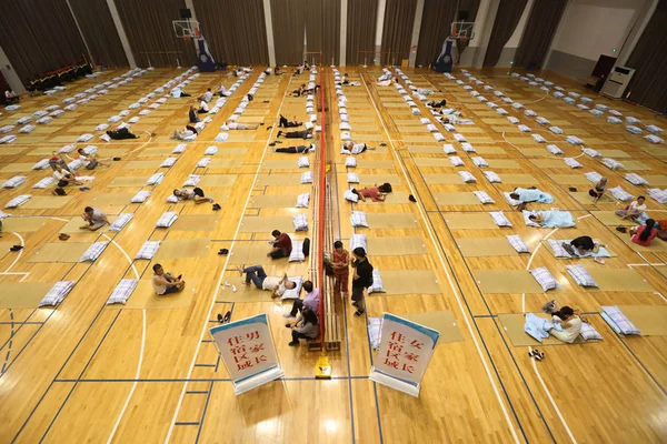 就学初日に子供を護衛する新入生の親は 南京航空宇宙大学の屋内競技場で床に眠る 中国東部の江蘇省 月3日 — ストック写真