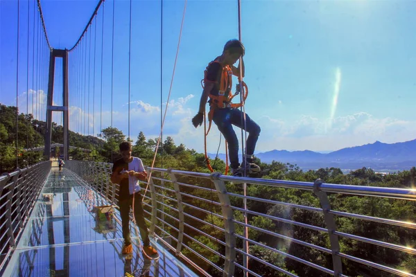 Trabalhadores Homem Aranha Verificam Ponte Fundo Vidro Mais Longa Guangdong — Fotografia de Stock