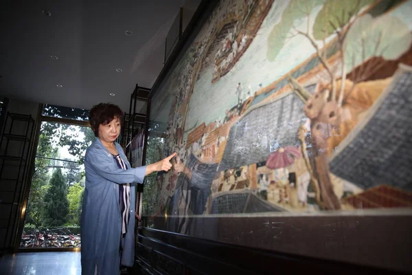 Çinli Teyze Pekin Kendi Yarattığı Qingming Festivali Sırasında Nehir Boyunca — Stok fotoğraf