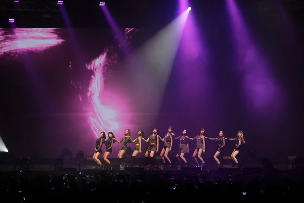 Mitglieder Der Südkoreanischen Girlgroup Gfriend Treten Während Des Asientournee Konzerts — Stockfoto